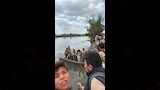 تلاميذ يعبرون بحر حادوس بـفلوكة للوصول لمدرستهم في الدقهلية (5)