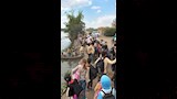 تلاميذ يعبرون بحر حادوس بـفلوكة للوصول لمدرستهم في الدقهلية (6)