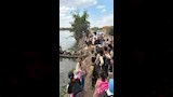 تلاميذ يعبرون بحر حادوس بـفلوكة للوصول لمدرستهم في الدقهلية (2)