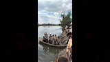 تلاميذ يعبرون بحر حادوس بـفلوكة للوصول لمدرستهم في الدقهلية (3)
