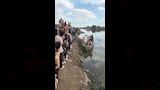 تلاميذ يعبرون بحر حادوس بـفلوكة للوصول لمدرستهم في الدقهلية (18)