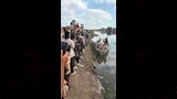 تلاميذ يعبرون بحر حادوس بـفلوكة للوصول لمدرستهم في الدقهلية (15)