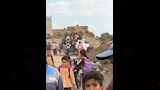 تلاميذ يعبرون بحر حادوس بـفلوكة للوصول لمدرستهم في الدقهلية (12)