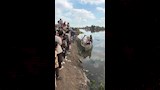 تلاميذ يعبرون بحر حادوس بـفلوكة للوصول لمدرستهم في الدقهلية (11)