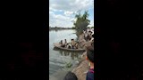 تلاميذ يعبرون بحر حادوس بـفلوكة للوصول لمدرستهم في الدقهلية (1)