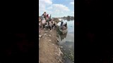 تلاميذ يعبرون بحر حادوس بـفلوكة للوصول لمدرستهم في الدقهلية (8)