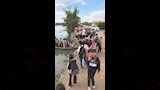 تلاميذ يعبرون بحر حادوس بـفلوكة للوصول لمدرستهم في الدقهلية (7)