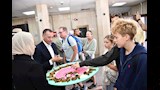 توزيع هدايا تذكارية على السياح بمطار ابو سمبل