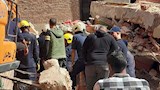 انتشال جثة الضحية الرابعة من عقار الترعة المردومة بالإسكندرية المنهار -فيديو وصور