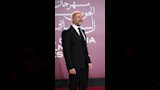 ارتدى الفنان التركي خالد أرغنتش  بـ بدلة مكونة من بليزر أنيق وبنطلون باللون الأسود