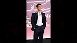 ارتدى الفنان أحمد داش بدلة رسمية مكونة من بلزر أنيق وبنطلون واسع الأرجل