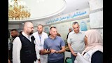 محافظ أسوان مع الأطقم الطبية بمستشفى أبوسمبل الدول