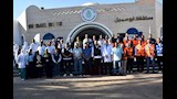 محافظ أسوان مع العاملين بمستشفى أبوسمبل الدولى