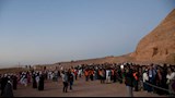 السائحون فى انتظار مشاهدة ظاهرة تعامد الشمس_10