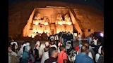 7 آلاف سائح يتابعون تعامد الشمس على وجه الملك رمسيس الثاني بمعبد أبو سمبل (5)_5