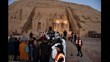 7 آلاف سائح يتابعون تعامد الشمس على وجه الملك رمسيس الثاني بمعبد أبو سمبل (3)_3