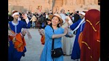 7 آلاف سائح يتابعون تعامد الشمس على وجه الملك رمسيس الثاني بمعبد أبو سمبل (1)_1