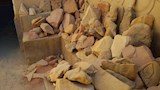 الحجر الرملي الملون في نحت مجسمات تراثية بالفرافرة  (2)