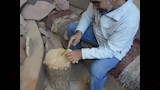 الفنان بدر عبد المغني خلال اعمال النحت بالرمال (1)