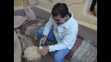 الفنان بدر عبد المغني خلال اعمال النحت بالرمال (2)
