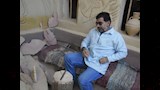 الفنان بدر عبد المغني خلال اعمال النحت بالرمال (3)
