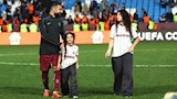 محمد صلاح وابنتيه مكة وكيان