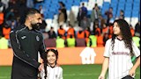 محمد صلاح يجتمع بابنتيه في ملعب طرابزون سبور بعد مباراة هارتس (صور)