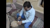 الفنان بدر عبد المغني خلال اعمال النحت بالرمال (2)