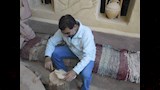 الفنان بدر عبد المغني خلال اعمال النحت بالرمال (4)