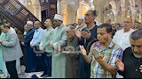 مصلون يؤدون صلاة الجمعة