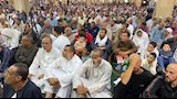 المئات يؤدون صلاة الجمعة