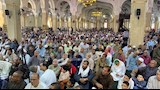 اهالي يؤدون صلاة الجمعة