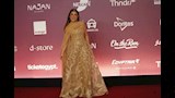 ظهرت الفنانة كندة علوش بفستان طويل باللون البيج، جاء بتصميم "الكب"