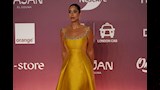 تألقت الفنانة بسنت شوقي بفستان طويل باللون الأصفر، تميز بتصميم أنيق وتطريزات لافتة عند منطقة الصدر