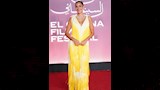 أمينة خليل بفستان باللون الأصفر