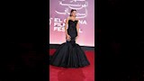 أشارت مصممة الأزياء أن الفنانة دينا الشربيني ظهرت بإطلالة تجمع بين التصميم الكلاسيكي واللمسات العصري