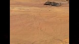 نقوش الجنود وعلب الطعام تكشف حكايات جبل الإنجليز بالخارجة (2)