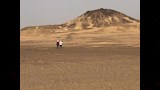 نقوش الجنود وعلب الطعام تكشف حكايات جبل الإنجليز بالخارجة (4)