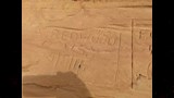نقوش الجنود وعلب الطعام تكشف حكايات جبل الإنجليز بالخارجة (3)