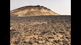 نقوش الجنود وعلب الطعام تكشف حكايات جبل الإنجليز بالخارجة (6)