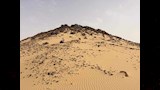 نقوش الجنود وعلب الطعام تكشف حكايات جبل الإنجليز بالخارجة (8)