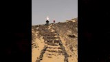 نقوش الجنود وعلب الطعام تكشف حكايات جبل الإنجليز بالخارجة (5)