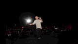 عمرو دياب يرقص في حفله الغنائي (1)