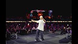 عمرو دياب يغني ويرقص مع جمهوره (1)