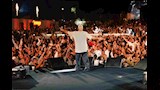 عمرو دياب يغني ويرقص مع جمهوره (2)