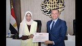 محافظ أسوان يكرم موظفة متميزة_5
