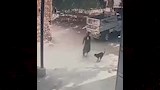 شاب يتصدى لكلب مسعور هاجم الأطفال (2)