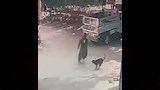 شاب يتصدى لكلب مسعور هاجم الأطفال (5)
