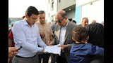 محافظ المنيا يدعم مزارعاً مسناً بسماعة طبية ويحل مشاكل أهالي كفر خزام -صور 