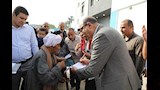 محافظ المنيا يوجه بتوفير سماعة طبية لمزارع مسن بكفر خزام (4)